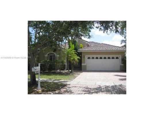 Attached, Exterior, Facade, Mediterranean