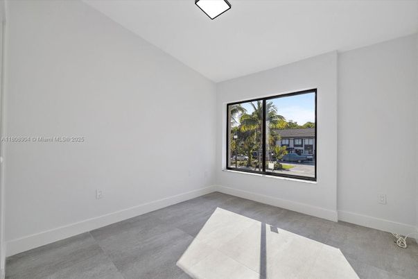 Empty room, Interior