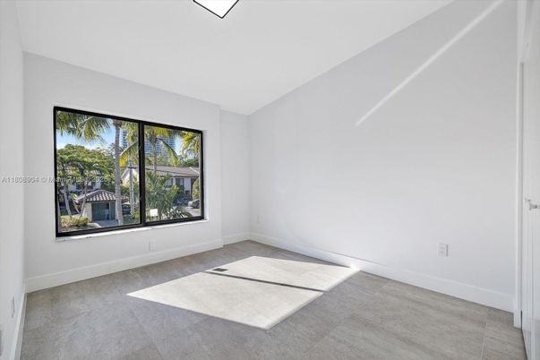 Empty room, Interior