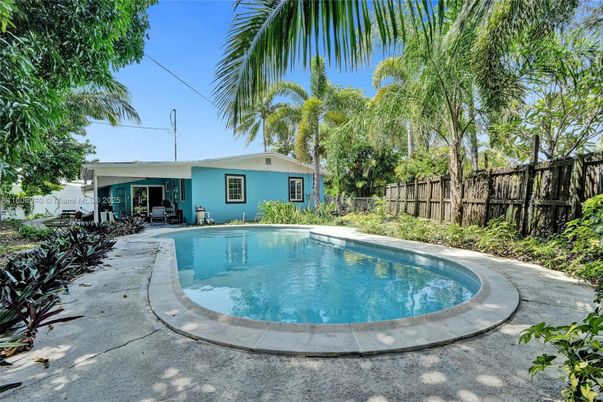 Exterior, Pool