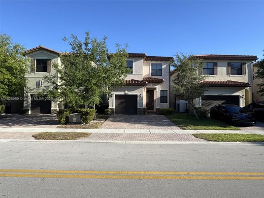 Attached, Exterior, Facade, Mediterranean