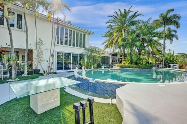 Exterior, Pool, Water