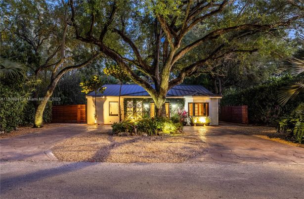 Backyard, Exterior, Facade, Ranch
