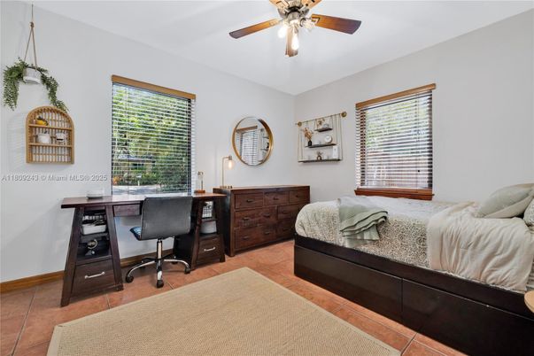 Home Office, Interior