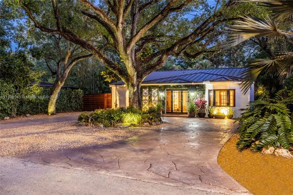 Exterior, Facade, Ranch