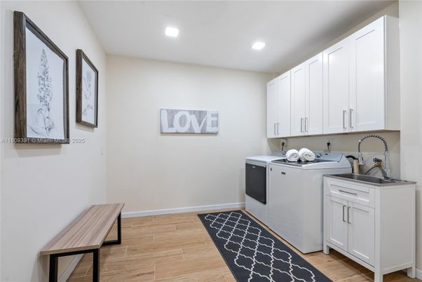 Interior, Recessed Lighting, Washer, Wood Texture Flooring
