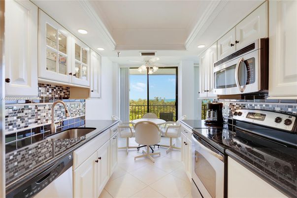Dining room, Interior, Kitchen, Recessed Lighting, Water