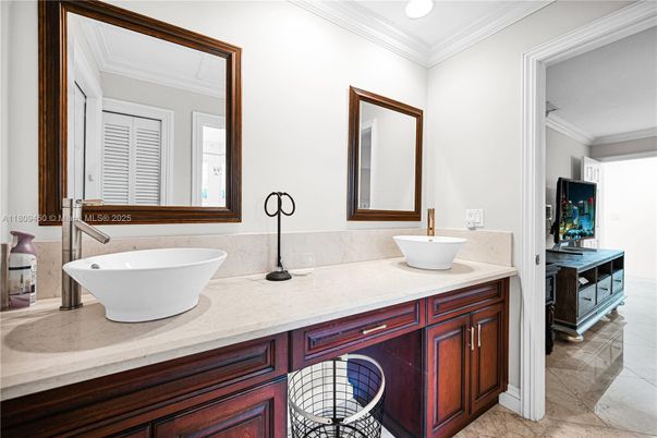Bathroom, Dual Sink Vanities, Free Standing Baths, Interior, Recessed Lighting