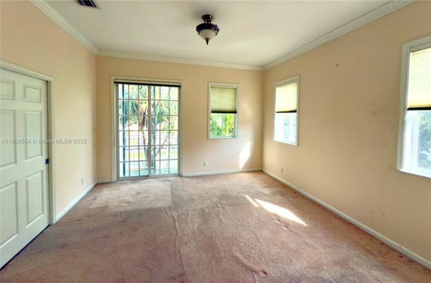 Empty room, Interior
