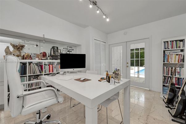 Home Office, Interior