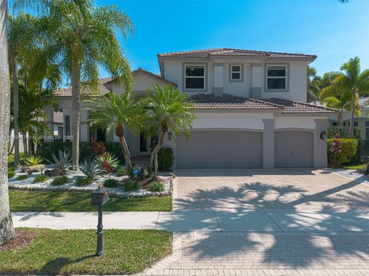 Attached, Exterior, Facade, Mediterranean