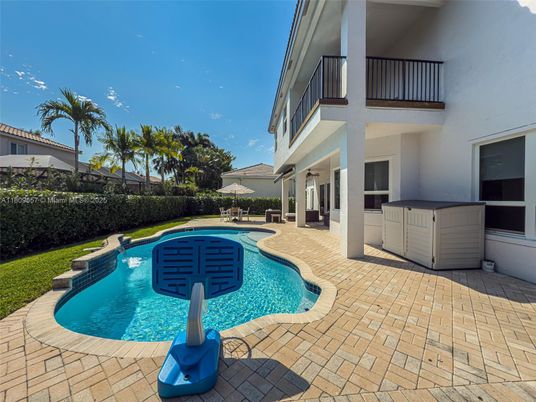 Exterior, Pool