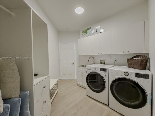 Interior, Recessed Lighting, Washer, Wood Texture Flooring