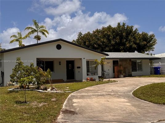 Backyard, Exterior, Facade, Ranch