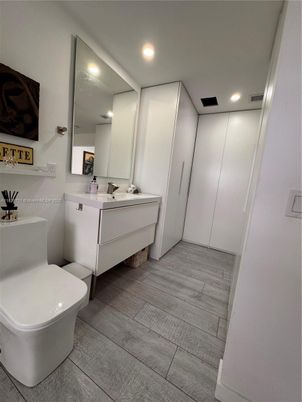 Bathroom, Interior, Recessed Lighting
