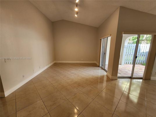Empty room, Interior