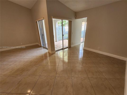 Empty room, Interior