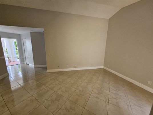 Empty room, Interior