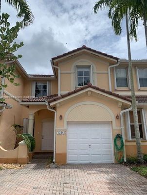 Attached, Exterior, Facade, Mediterranean