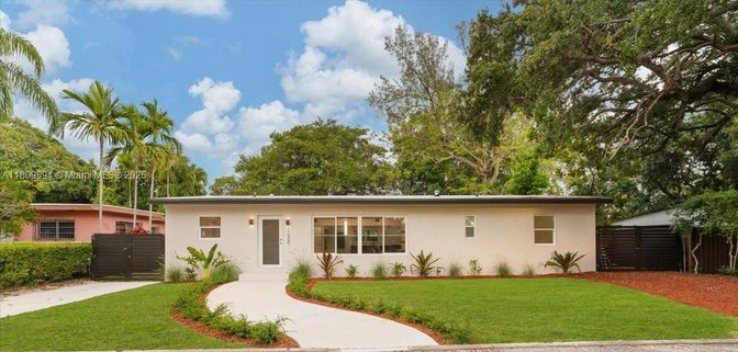 Exterior, Facade, Ranch