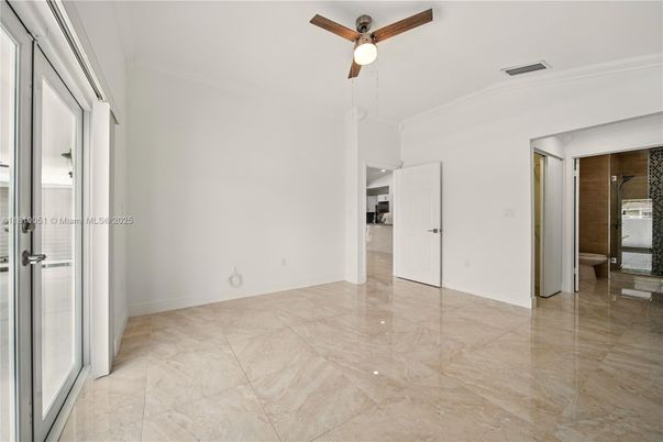 Empty room, Interior