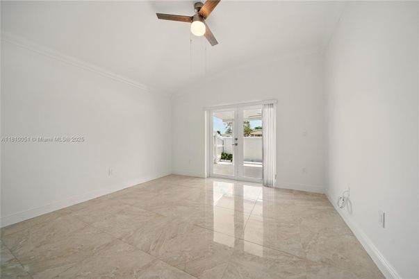 Empty room, Interior