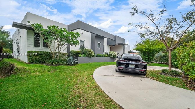 Backyard, Exterior, Facade, Modern