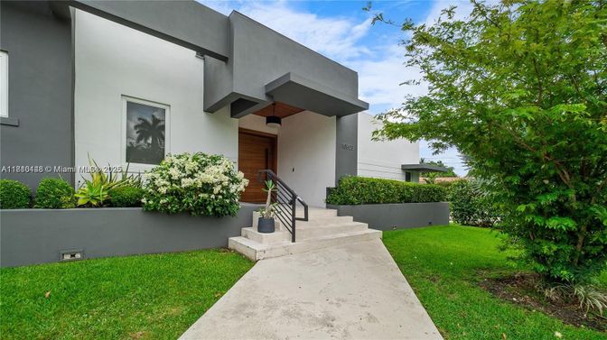 Backyard, Exterior, Facade, Modern
