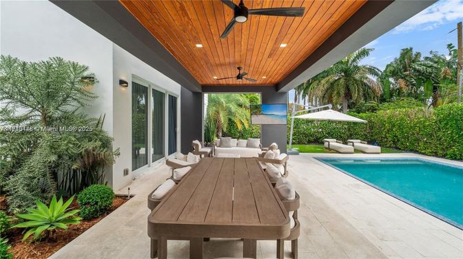 Exterior, Pool