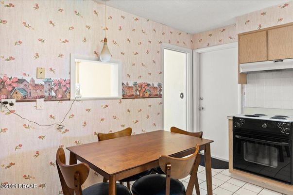 Dining room, Fireplace, Interior
