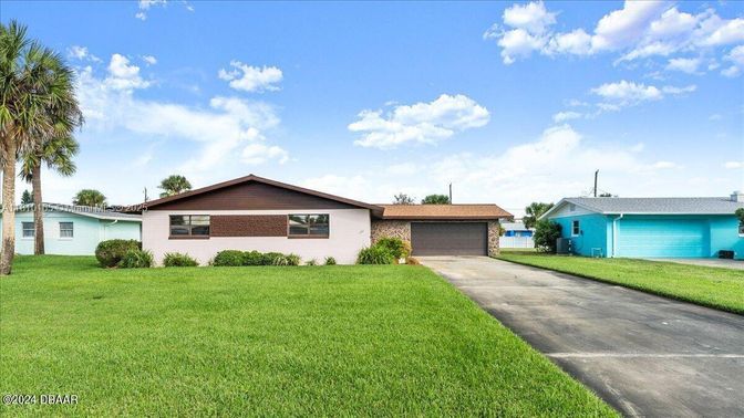 Attached, Exterior, Facade, Brick Facade, Ranch