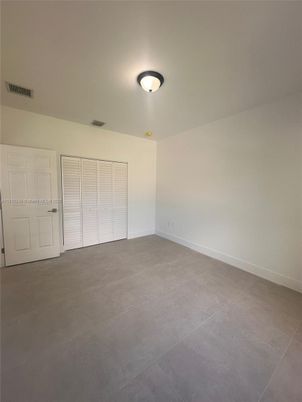Empty room, Interior