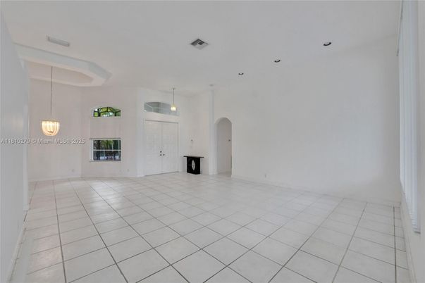Empty room, Interior, Pendant Lights