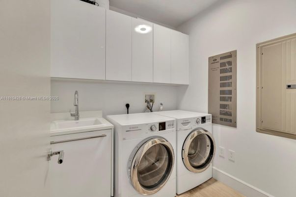 Interior, Washer, Wood Texture Flooring