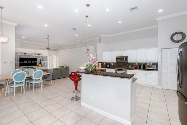 Dining room, Interior, Kitchen, Pendant Lights, Recessed Lighting, Stainless Steel Appliances