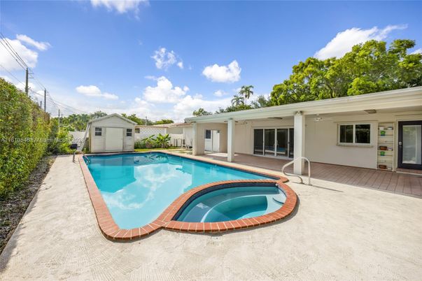 Exterior, Pool