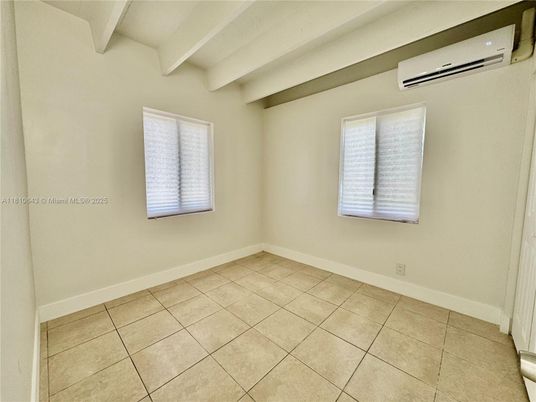 Empty room, Interior