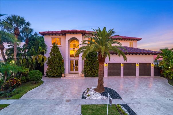 Attached, Exterior, Facade, Mediterranean