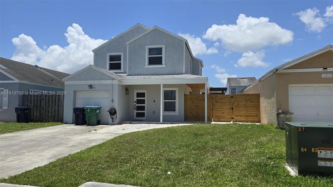 Attached, Exterior, Facade, American Craftsman