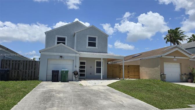 Attached, Exterior, Facade, American Craftsman