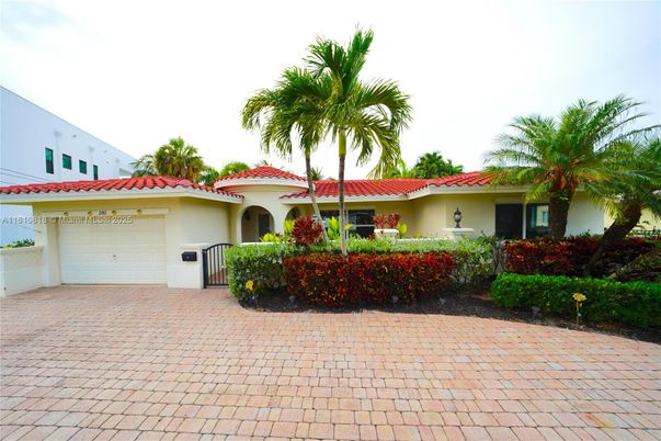 Attached, Exterior, Facade, Spanish Mediterranean