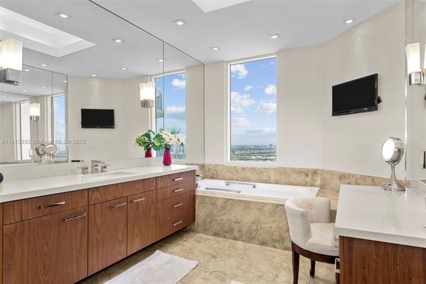 Bathroom, Dual Sink Vanities, Interior, Recessed Lighting