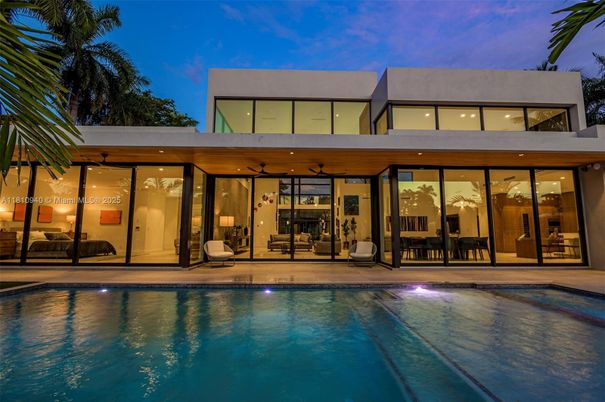 Exterior, Facade, Pool, Modern