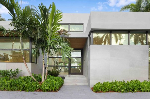 Exterior, Facade, Modern