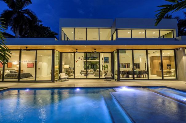 Exterior, Facade, Pool, Modern