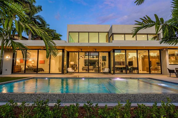 Exterior, Facade, Pool, Modern