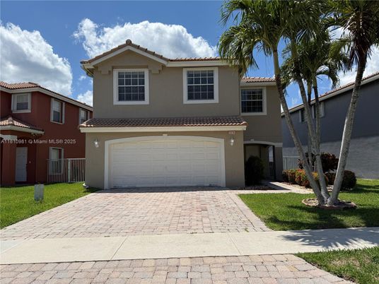Attached, Exterior, Facade, Mediterranean