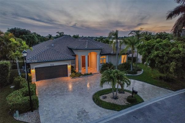 Attached, Exterior, Facade, Mediterranean
