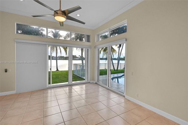 Empty room, Interior, Recessed Lighting, Water