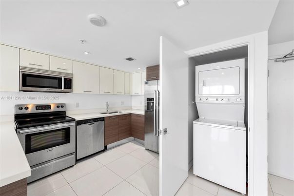 Interior, Kitchen, Recessed Lighting, Stainless Steel Appliances, Washer